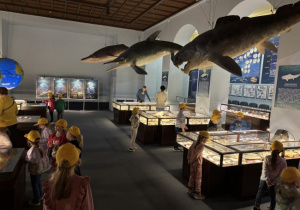 Dzieci zwiedzają Muzeum Ewolucji