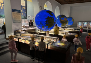 Dzieci zwiedzają Muzeum Ewolucji