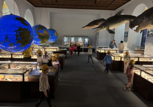 Dzieci zwiedzają Muzeum Ewolucji