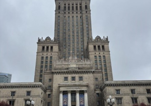 Dzieci na pamiątkowym zdjęciu przed Pałacem Kultury i Nauki