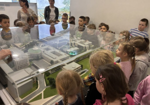 Dzieci zwiedzają sejm