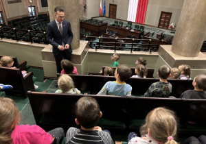 Dzieci zwiedzają sejm z p. Adrianem Witczak Posłem na Sejm RP