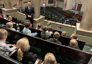 Dzieci zwiedzają sejm z p. Adrianem Witczak Posłem na Sejm RP
