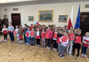 Dzieci zwiedzają sejm z p. Adrianem Witczak Posłem na Sejm RP