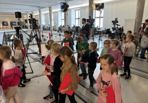 Dzieci zwiedzają sejm z p. Adrianem Witczak Posłem na Sejm RP