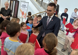 Dzieci zwiedzają sejm z p. Adrianem Witczak Posłem na Sejm RP