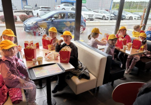 Dzieci jedzą posiłek w McDonalds
