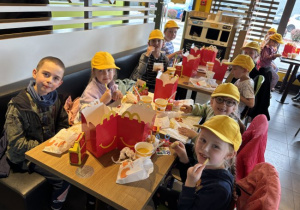 Dzieci jedzą posiłek w McDonalds
