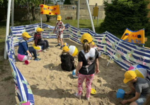 Dzieci uczestniczą w zabawach szkolnych