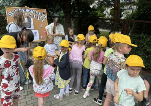 Dzieci uczestniczą w zabawach szkolnych