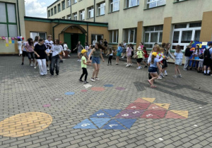 Dzieci uczestniczą w zabawach szkolnych