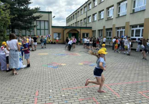 Dzieci uczestniczą w zabawach szkolnych