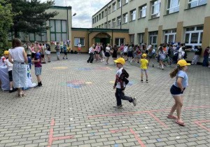 Dzieci uczestniczą w zabawach szkolnych