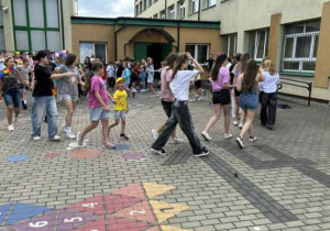 Dzieci uczestniczą w zabawach szkolnych