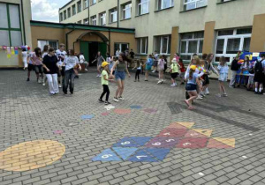 Dzieci uczestniczą w zabawach szkolnych