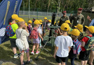 Udział dzieci w pikniku wojskowym