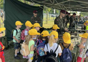 Udział dzieci w pikniku wojskowym