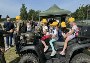 Udział dzieci w pikniku wojskowym