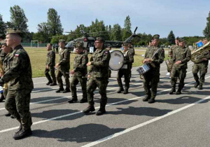 Udział dzieci w pikniku wojskowym