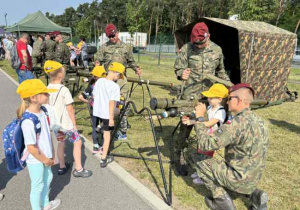 Udział dzieci w pikniku wojskowym