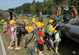 Udział dzieci w pikniku wojskowym