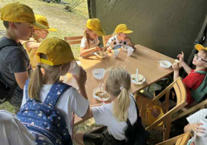Udział dzieci w pikniku wojskowym
