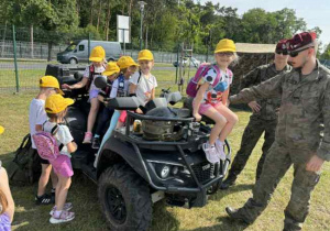 Udział dzieci w pikniku wojskowym