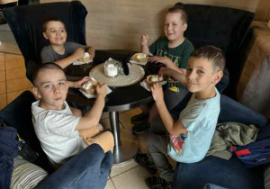 Dzieci w kawiarni Caffe Venezia na degustacji deseru lodowego