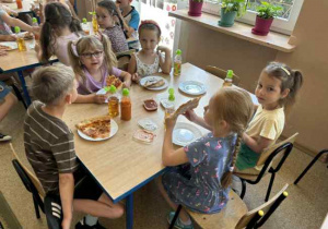 Dzieci na degustują pizzę