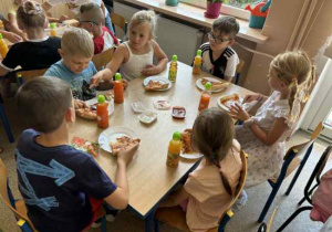 Dzieci na degustują pizzę