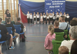 Dyrektor p. Ewa Brzezińska wita dzieci i rodziców