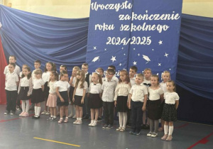 Dzieci prezentuja program artystyczny