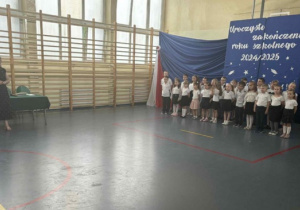 Dzieci prezentuja program artystyczny