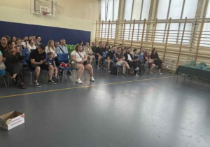 Dzieci prezentuja program artystyczny