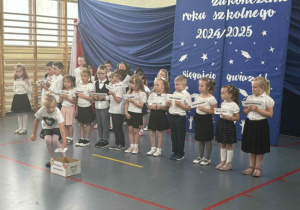 Dzieci prezentuja program artystyczny