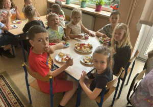 Dzieci degustują słodki poczęstunek