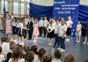 Dzieci uczestniczą w apelu szkolnym