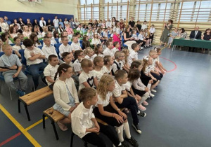 Dzieci uczestniczą w apelu szkolnym