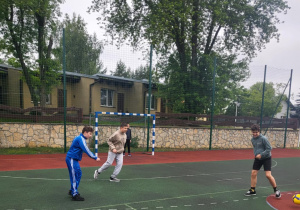 Trzech uczniów klasy 6b podczas gry w piłke nożną.