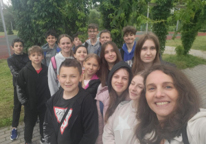 Duża grupa uczniów klasy 6b podczas selfie z wychowawczynią.