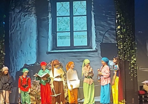 Na scene Krórewna i siedmiu krasnolódków.