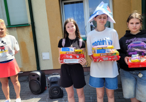 Przedstawicielki trzech najlepszych klas odbierają nagrody.