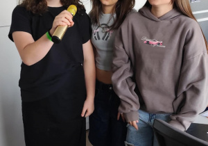 Trzy uczennice klasy 5a podczas śpiewania karaoke walacyjnej piosenki.