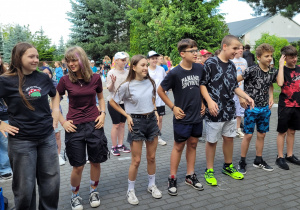 Duża grupa uczniów klasy 7b podczas tańca Macarena.