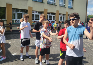 Chłopcy z klasy 6b tańczą Macarenę.
