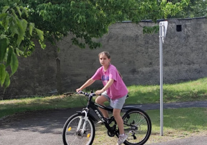 Uczennica podczas egzaminu na kartę rowerową.
