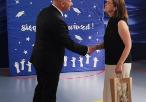 Pan prezydent Marcin Witko składa podziękowania pani Elżbiecie Piasnej za wieloletnią prace w szkole.