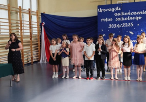 Pani dyrektor Ewa Brzezińska oficjalnie wita prezydenta Tomaszowa na uroczystości zakończenia roku szkolnego w klasach I-III.