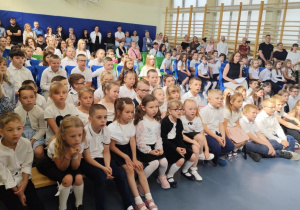 Uczniowie klas I-III podczas zakończenia roku szkolnego 2024/2025.