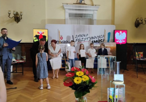 Jagoda w Urzędzie Miasta odbiera z rąk wice prezydenta Tomasza MIgały nagrodę.W tle inni uczestnicy konkursu.